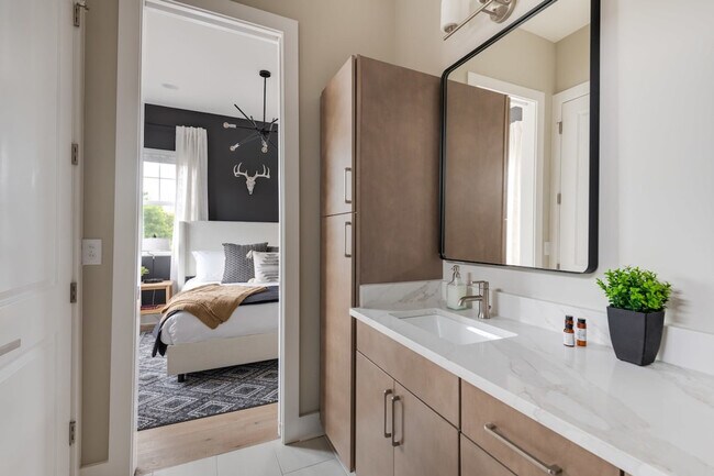 Building Photo - 1405 Napoleon St