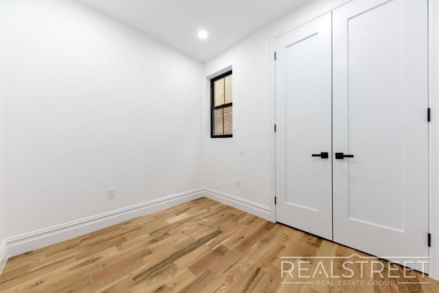 Building Photo - STUNNING TRUE 4 BED 2 BATH IN PRIME BUSHWICK TOWNHOUSE