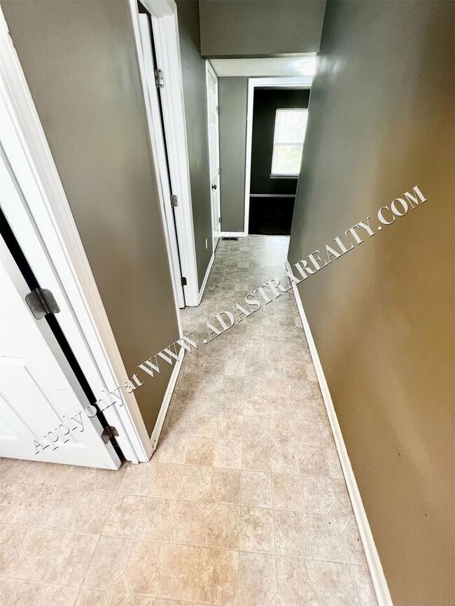 Building Photo - Spacious Shawnee Townhome 3 Bed/3 Bath-Com...