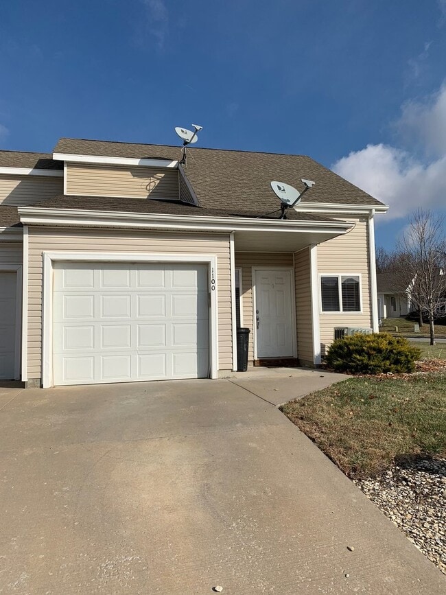 Building Photo - GREAT LOCATION! PLENTY OF STORAGE!