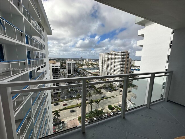 Building Photo - 2030 S Ocean Dr