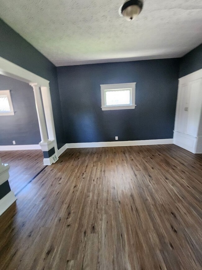 Building Photo - LARGE 4 Bedroom Home For Rent