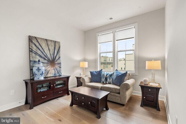 Building Photo - 43443 Croson Ln