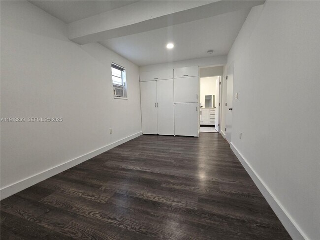 Building Photo - 1629 SW 6th St