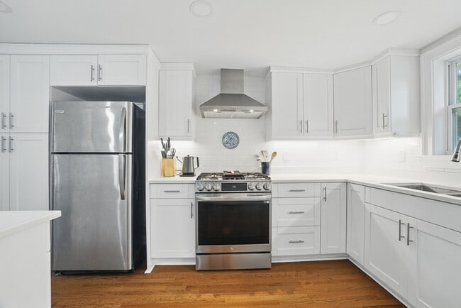 Building Photo - 535 37th St