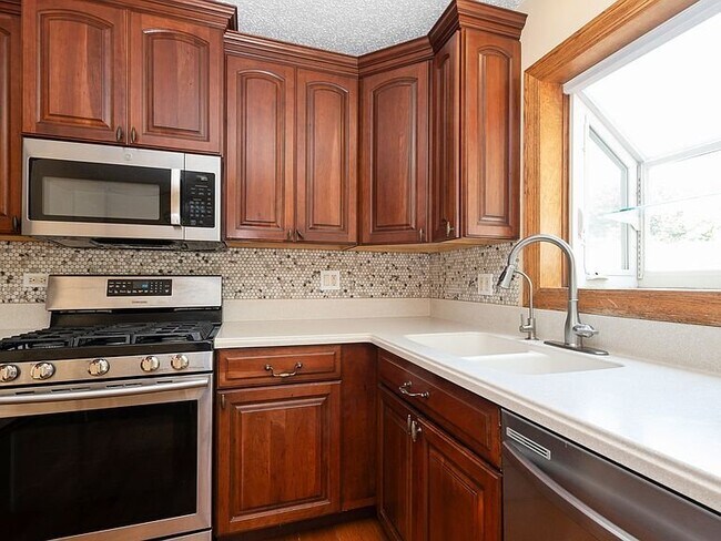 Building Photo - 16203 Fox Ct