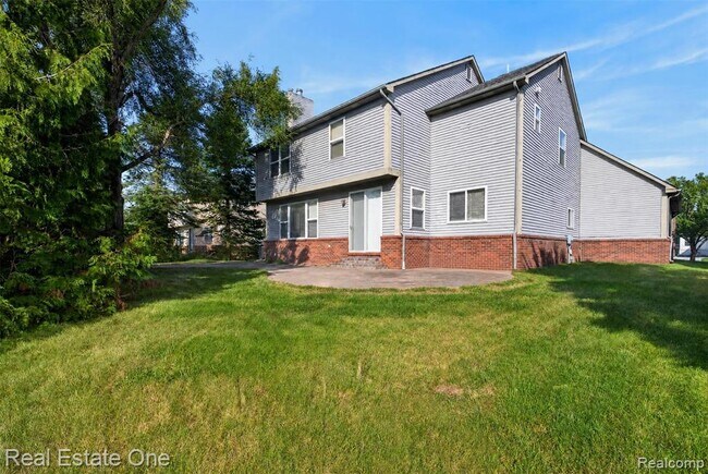 Building Photo - 699 Bay Pointe Dr