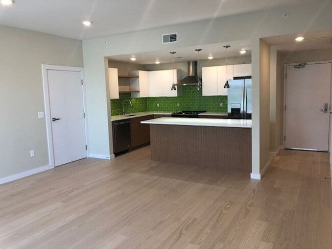 Building Photo - Beautiful Talbach House Condo!