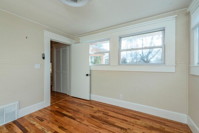 Building Photo - Charming Black Mountain Rental!