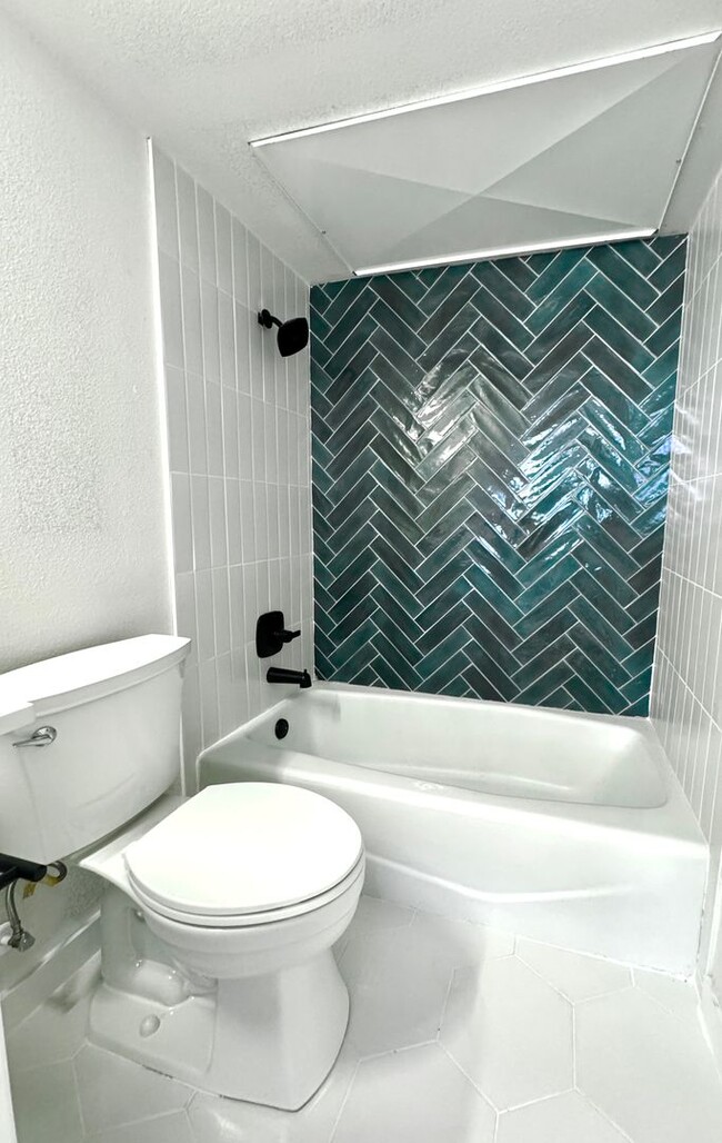 Building Photo - Remodeled Condo 2 Blocks to St. David's Me...