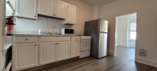 Building Photo - 146 N Peach St