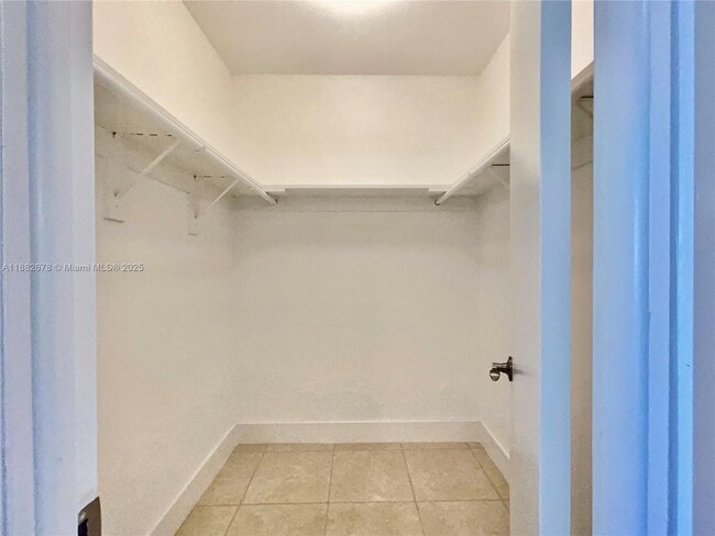 Building Photo - 2950 N Palm Aire Dr