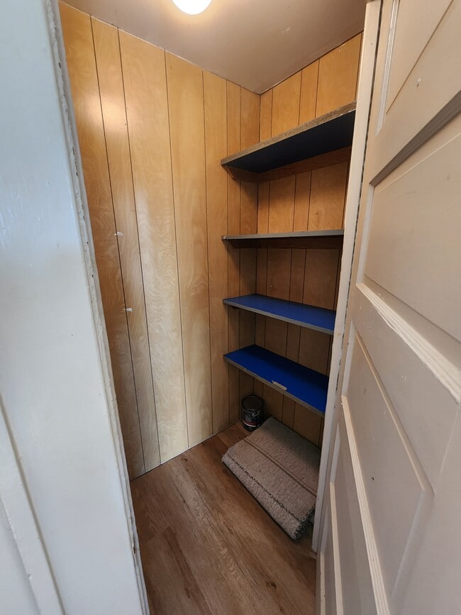 closet - 701 Grant Ave