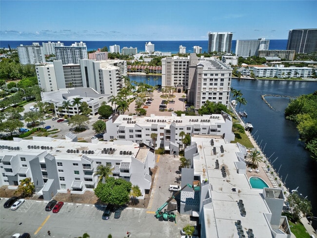 Building Photo - 2850 NE 14th St