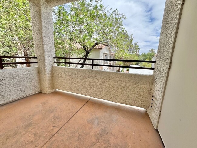 Building Photo - SPACIOUS 3 BEDROOM 2 FULL BATH CONDO IN GA...
