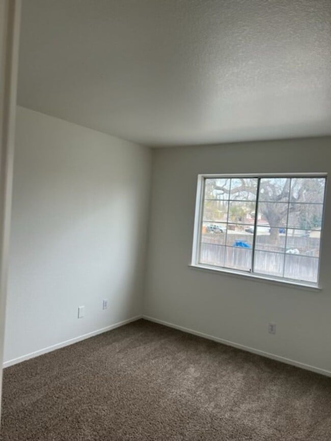 Building Photo - Spacious 3 Bed, 2.5 Bath Home | 1,532 Sq Ft | Prime Elk Grove Location