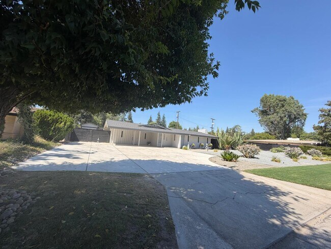 Building Photo - 2430 W San Jose Ave