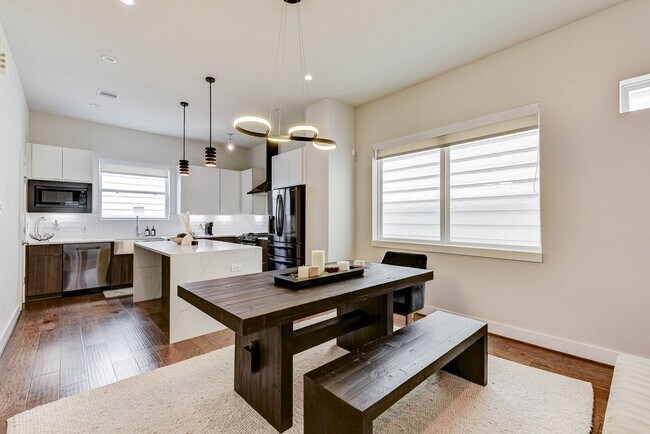 Building Photo - 5857 Dolores St