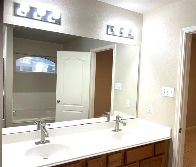 Building Photo - 1832 Camas Dr