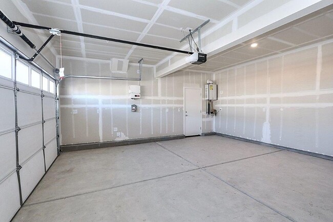 Building Photo - Beautiful Lincoln Home Available in May!