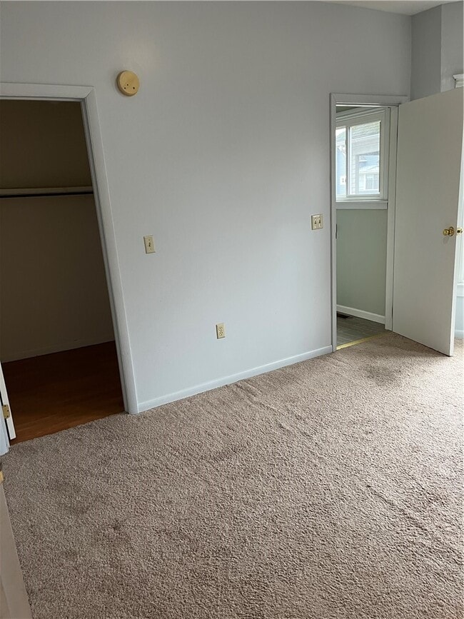 Building Photo - 722 Seneca Pl