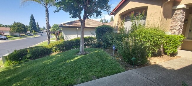 Building Photo - Gated: Single Story Heritage Oaks 3 Bedroom Plus Office/Den 3 Car Garage with lots of built in fo...