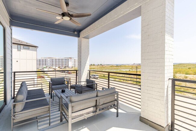 Building Photo - 810 Resort Dr