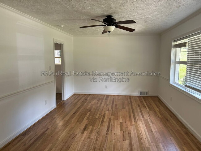 Building Photo - 216 Hillandale Dr