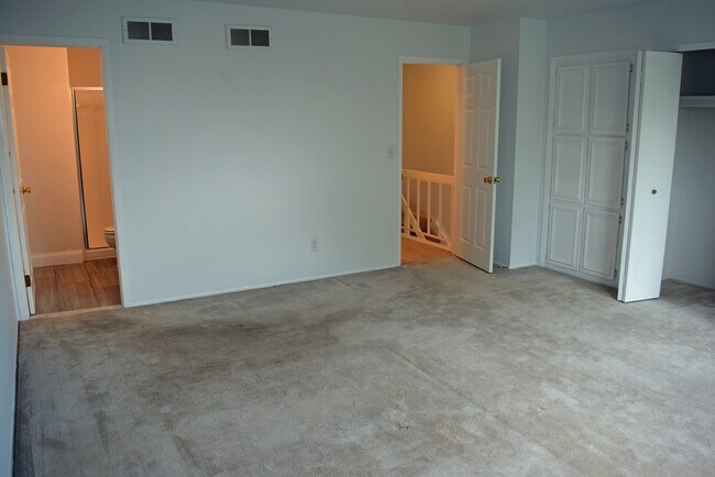 Building Photo - Sharp 2 bedroom, 2 1/2 bath with basement ...