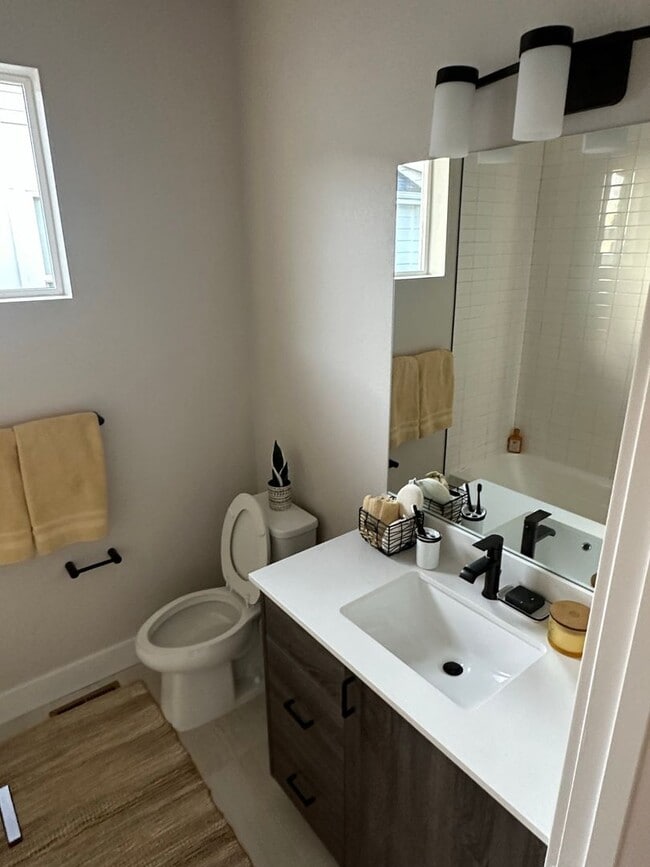 Building Photo - Beautiful Painted Prairie - 4 Bed room home - Available April!!