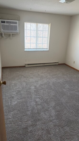 Building Photo - 2715 Riverside Dr