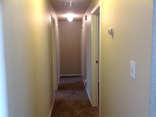 Building Photo - Meridian Manor 3 bedroom/1.5 home with newer carpet and paint!