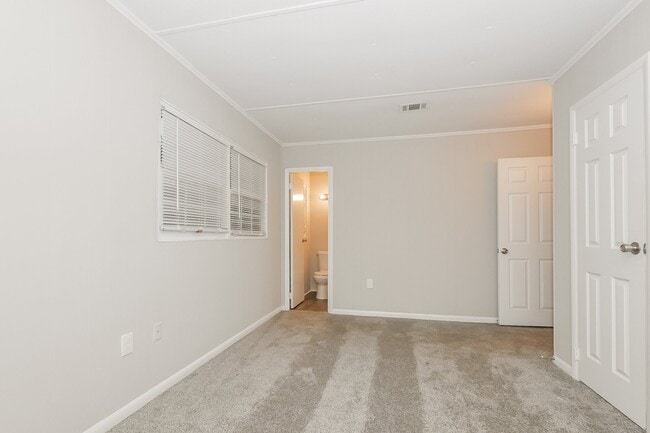 Building Photo - 129 Royal Ct