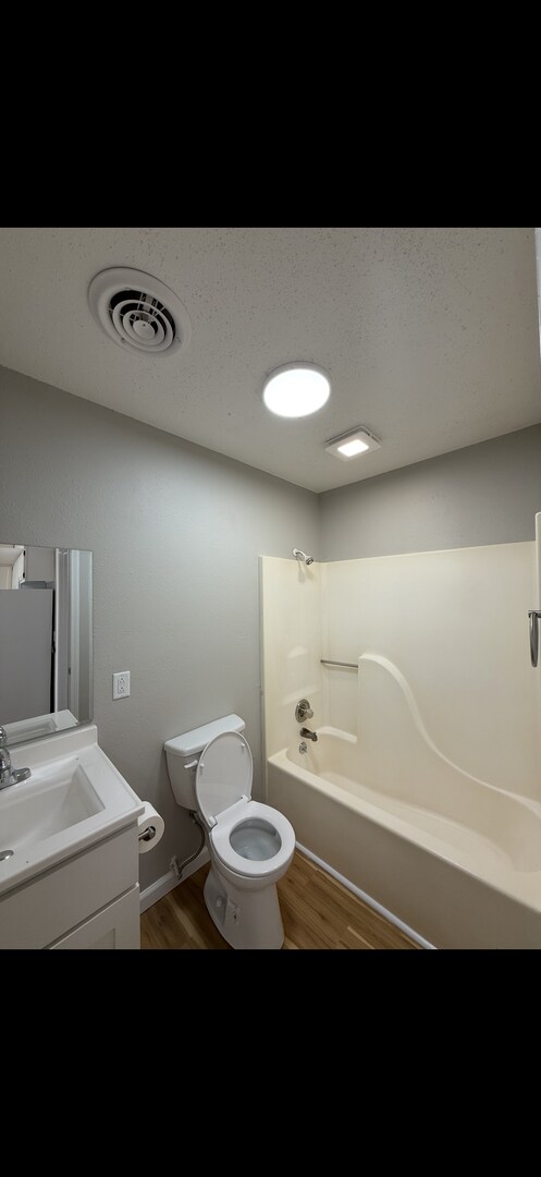 Building Photo - Newly Updated 1 Bedroom, 1 Bathroom Apartment! Close to Pool!