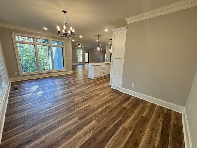 Building Photo - Grandeur Brick 4/3.5 with Bonus Room in Th...