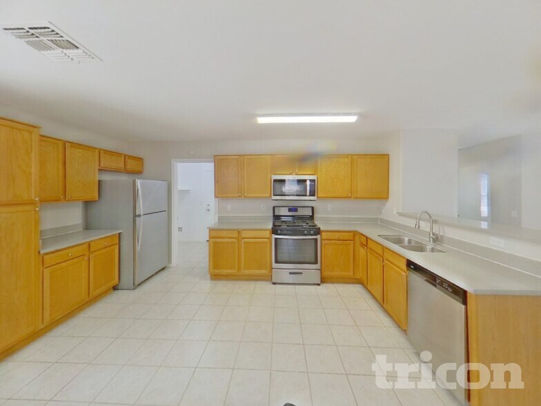 Building Photo - 43766 Elm Dr