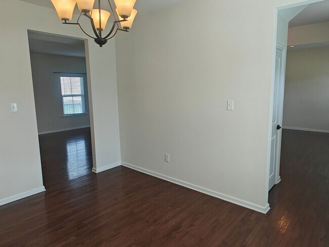 Building Photo - Large 4 bedroom home with recreational roo...