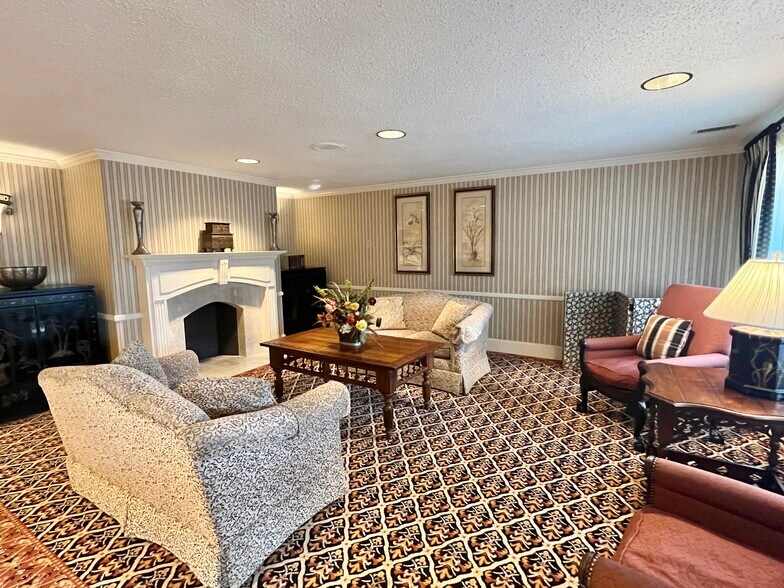 Building Photo - 1004 Paradise Rd