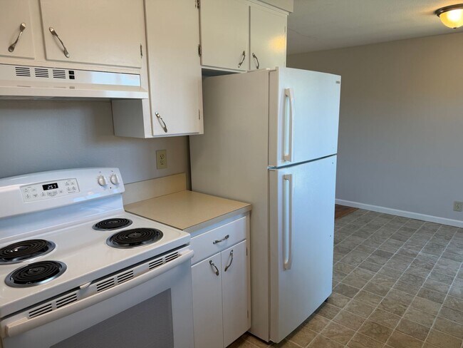 Building Photo - 3-bedroom, 1 bath duplex with garage!