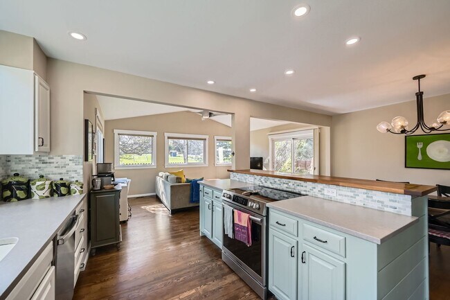 Building Photo - Furnished Downtown Louisville 5BDR Gem