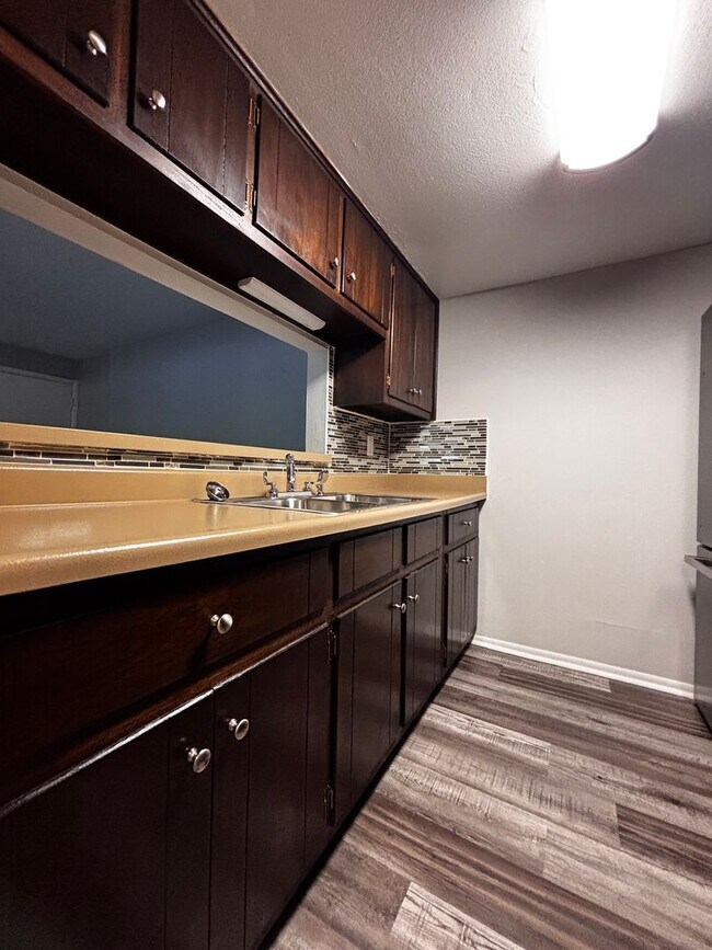 Building Photo - Updated 1 bed Apartment in Quiet Kettering Neighborhood - Schedule a tour now!