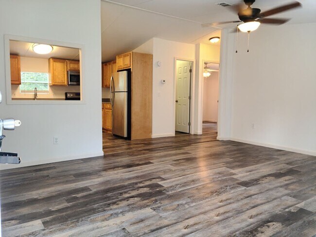 Building Photo - Updated 3 bed 2 bath