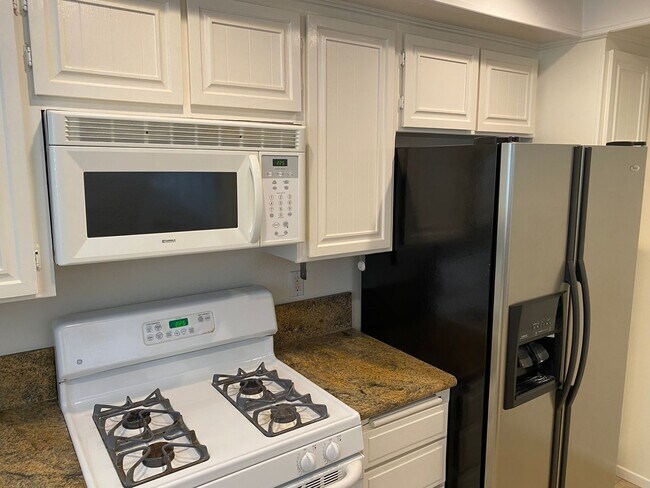 Building Photo - Spacious and Renovated Santa Monica Townho...