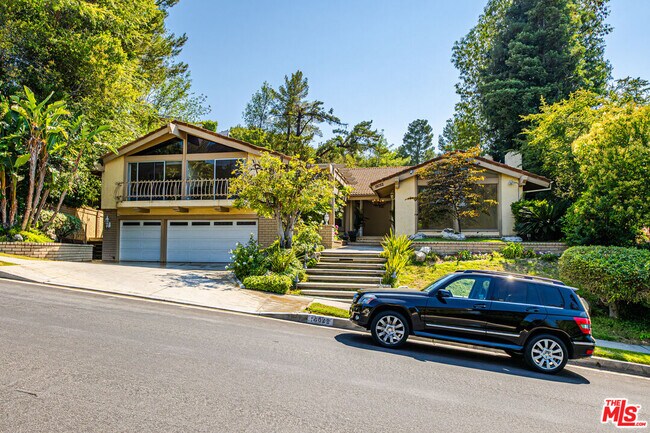 Building Photo - 18022 Lake Encino Dr