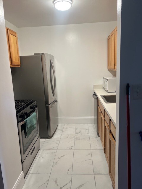 Building Photo - 130 Lenox Ave