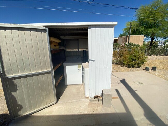 Building Photo - Unique and Spacious home