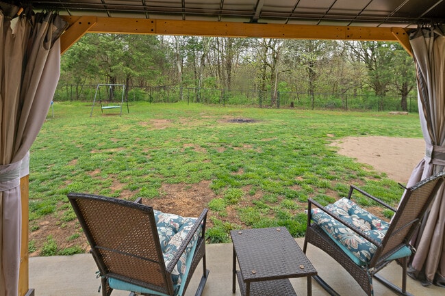 Building Photo - 305 Oleander Ln