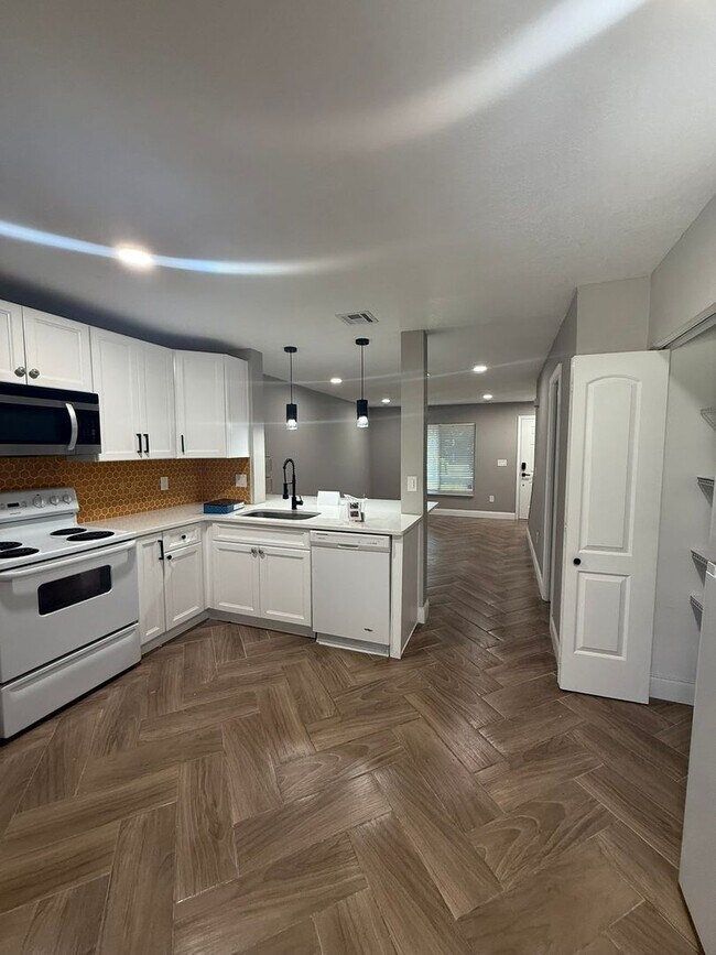 Building Photo - 102 Kristi Ann Ct