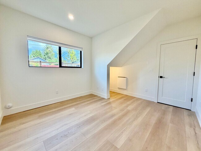 Building Photo - 4709 SW Hinds St