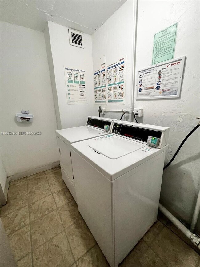 Building Photo - 401 Golden Isles Dr